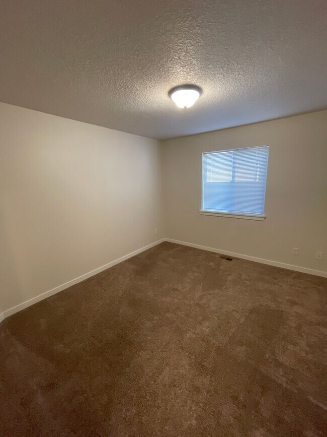 Building Photo - Dont miss out on this charming four bedroom home!