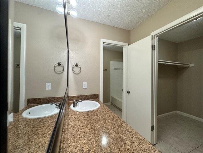 Building Photo - 1611 Onion Creek Village Dr