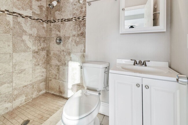 Building Photo - Charming 3 bed 2 bath North Kenwood home w...