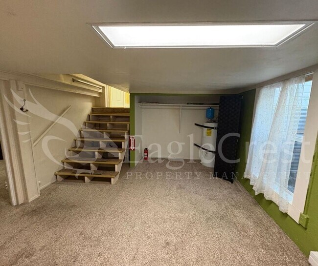 Building Photo - Three Bedroom, Two Bathroom House Near Sha...