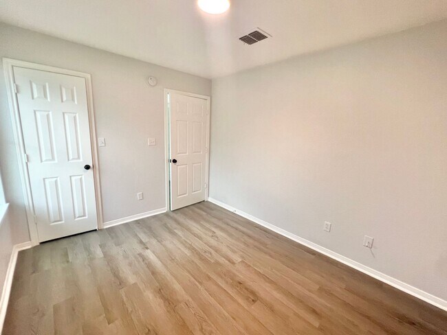 Building Photo - Updated 4 Bed Home in Killeen!