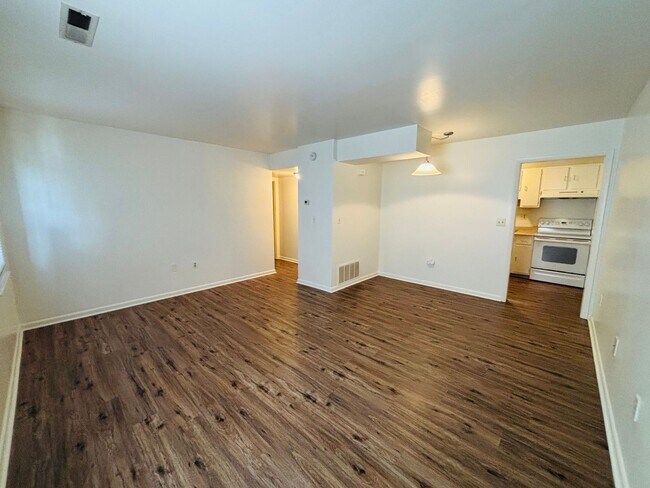 Building Photo - 2 Bedroom 1 Bathroom Condo