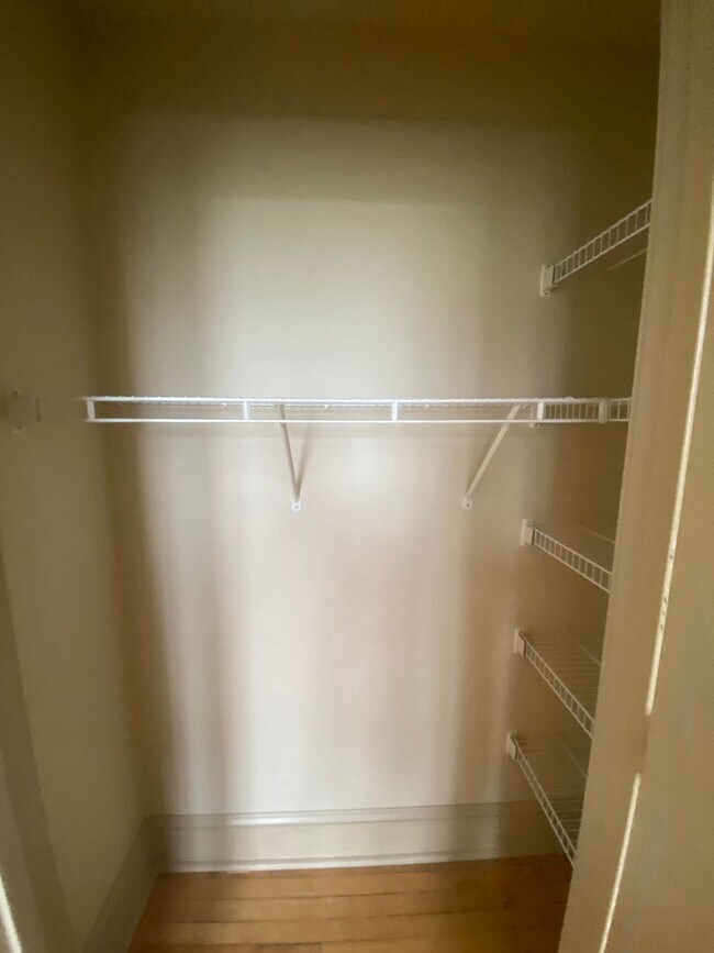 Building Photo - $200 OFF! Updated 3 Bed 1 Bath Apartment w...
