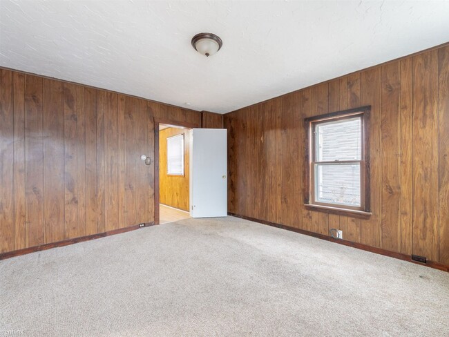 Building Photo - 1 br, 1 bath Triplex - 5814 Prosser Avenue B