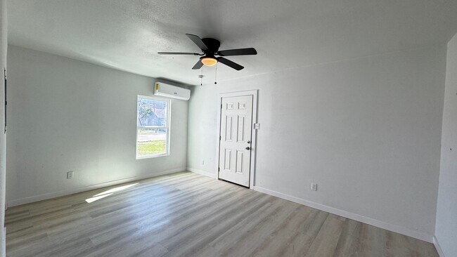 Building Photo - 1513 10th St