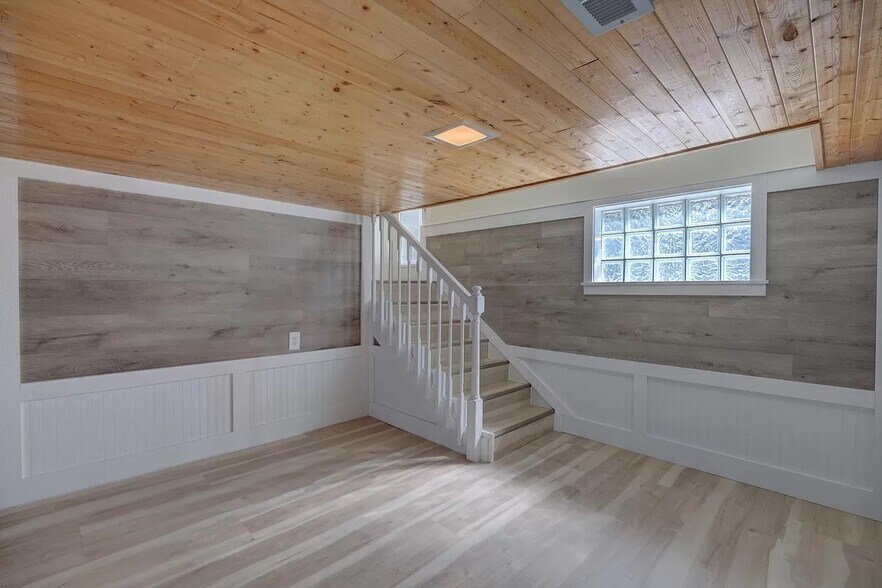 Building Photo - 270 Narrow St