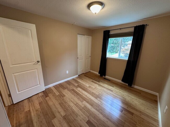 Building Photo - 4 bedroom home - Fenced backyard