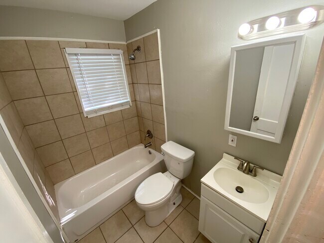 Building Photo - 1557 Van Dorn St