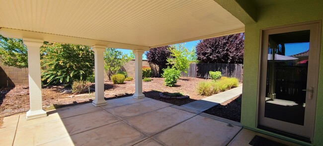 Building Photo - Gorgeous Single-Story Single-Family Home i...