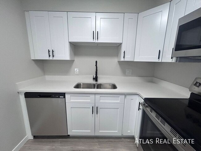 Building Photo - 551 S Fairfax St