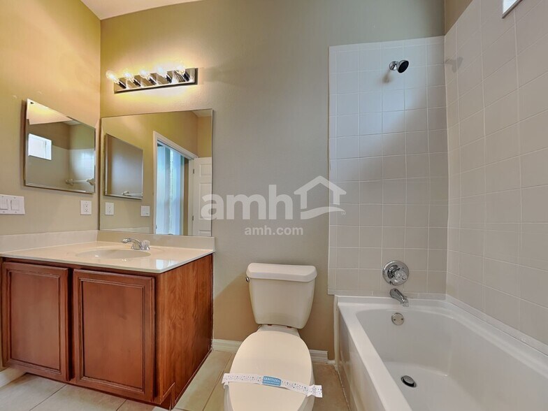 Building Photo - 10016 Caroline Park Dr