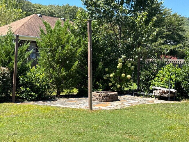 Building Photo - "Charming 4-Bed Oasis with Granite Finishe...