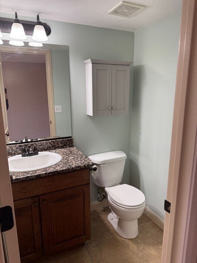 Building Photo - Charming 3 bed 2.5 bath townhome