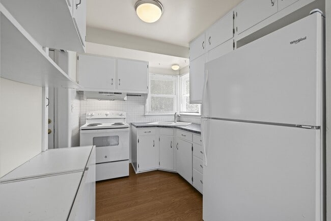 Building Photo - Cozy 3-Bedroom Ranch with Garage in Charmi...