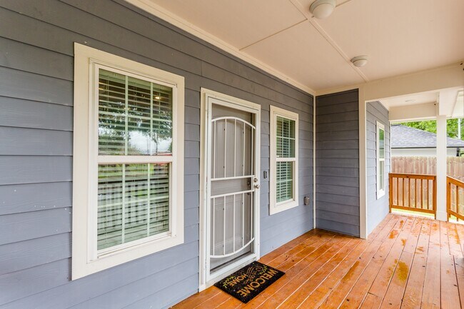 Building Photo - 110 Amundsen St