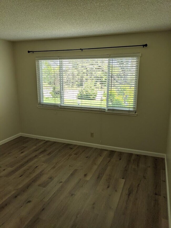 Building Photo - LOS GATOS  - Town House with designer upda...