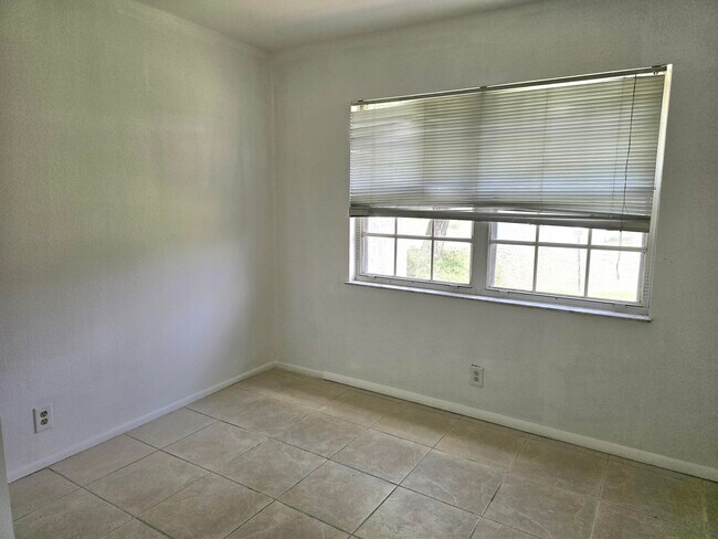 Building Photo - 1531 SE Royal Green Cir