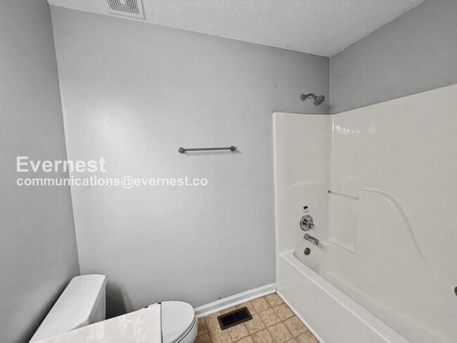 Building Photo - 3 Bed, 2 Bath Home with Garage / Pet-Friendly / Vouchers Accepted / Available Now!