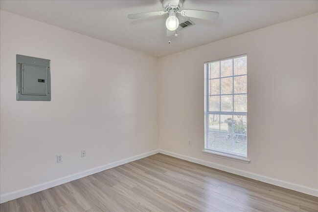 Building Photo - 146 Spring Oak Ln