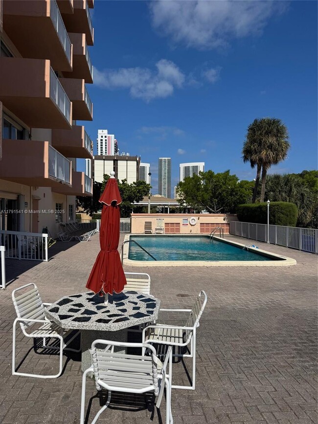 Building Photo - 2200 E Hallandale Beach Blvd