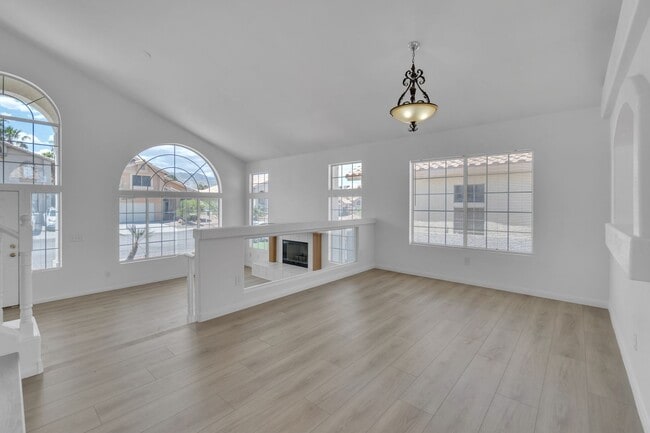 Building Photo - Beautiful Home in West with 4 bedrooms/3 b...