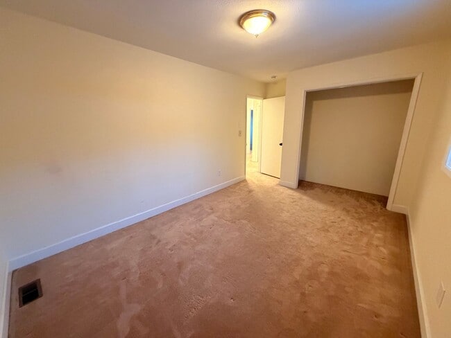 Building Photo - Large (5) bedroom home in a well established Anchorage neighborhood!