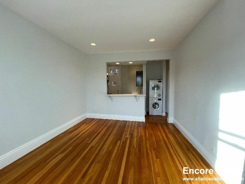 Building Photo - 109 Queensberry St