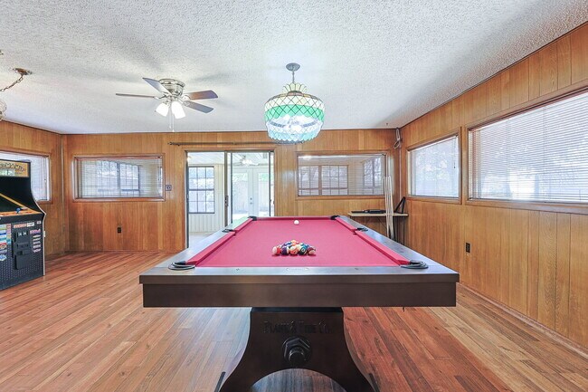 Building Photo - Spacious 3/2/2 near McCullough Park