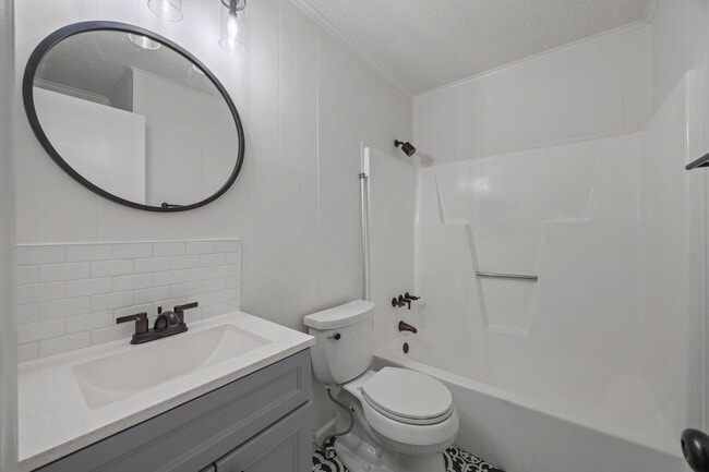 Building Photo - Welcome to Ravenwood Drive!