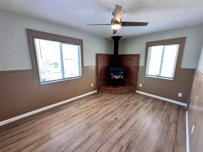 Building Photo - 2120 La Veta Dr
