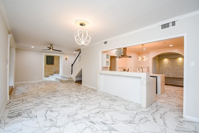 Building Photo - 201 Vanderpool Ln