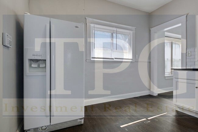 Building Photo - 573 S Crescent Ave
