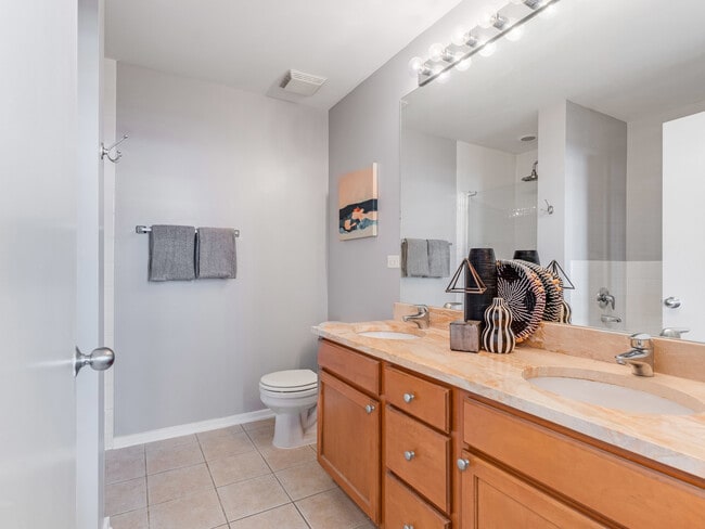 Building Photo - 1735 N Paulina St