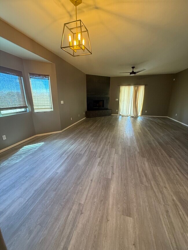 Building Photo - HOUSE FOR RENT