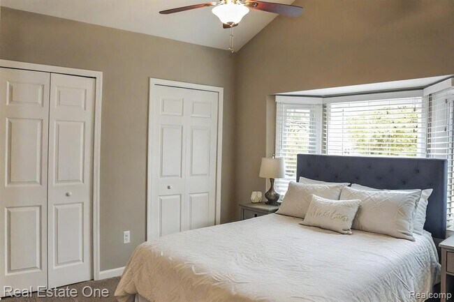 Building Photo - 121 N Shore Dr