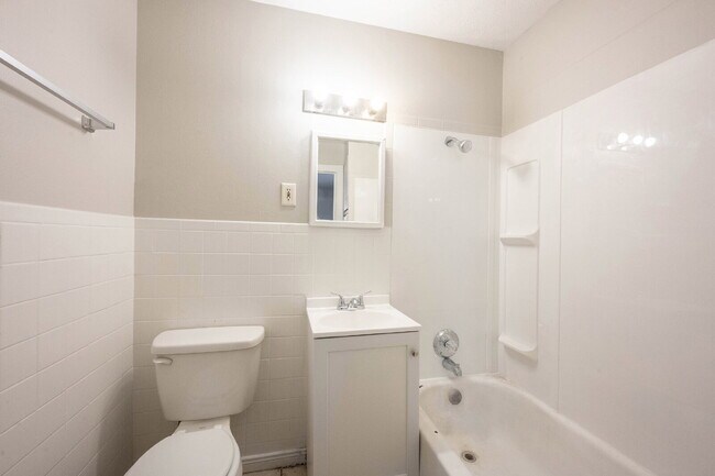 Building Photo - "Charming 3-Bed, 2-Bath Retreat in Indiana...