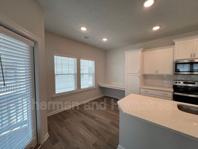 Building Photo - 2026 Lotus Dr