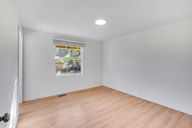 Building Photo - Beautiful 3 Bed, 1.5 Bath Rental Home in Lake Oswego!