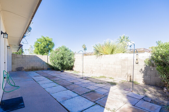 Building Photo - 2724 S Azalea Dr