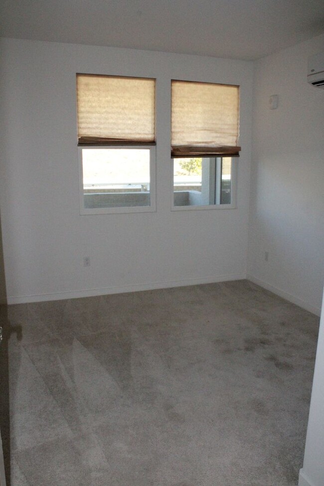 Building Photo - Two Bedroom, Two Bathroom Upstairs Townhom...