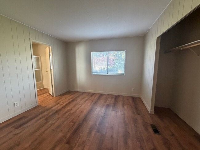 Building Photo - 3 Bedroom, 2.5 Bath - Three Bay garage