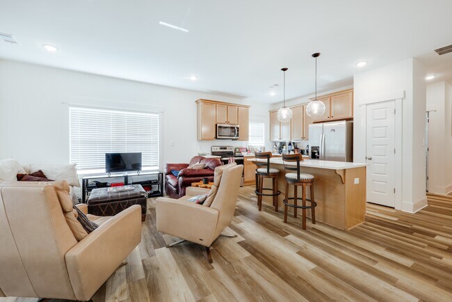 Building Photo - 374 Arch St