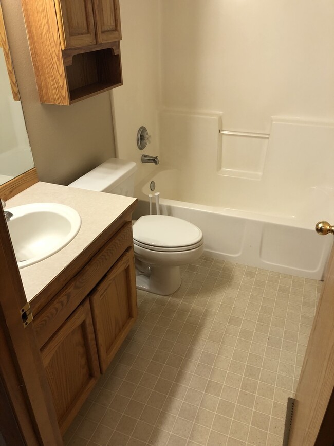 Building Photo - Desirable one Level Home in SW Redmond!