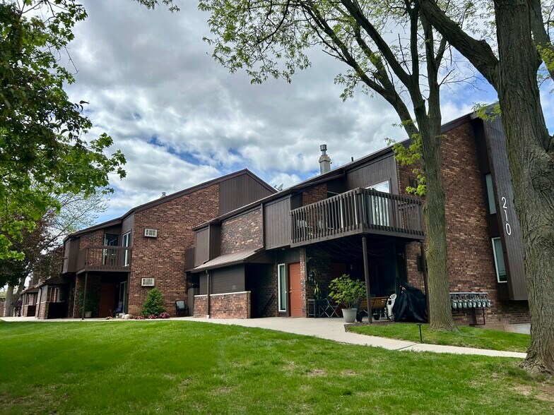 Building Photo - 210 Royal Ct