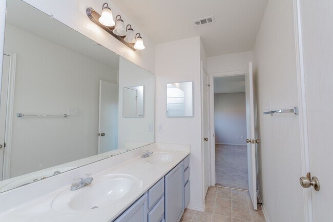 Building Photo - 2007 Rim Rock Dr