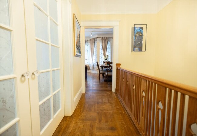 Building Photo - 1107 Broadway-SI ID1309749P