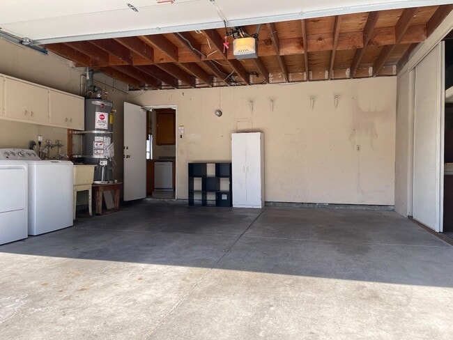 Building Photo - 8063 Park Villa Cir