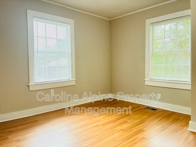 Building Photo - 701 S Lorraine St