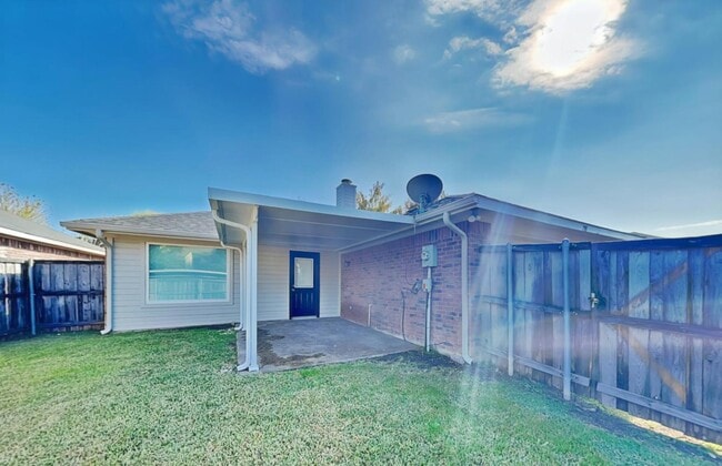 Building Photo - Contemporary 3-Bedroom Gem with Open-Plan Design