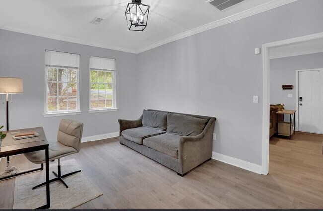 Building Photo - Vintage Craftsman